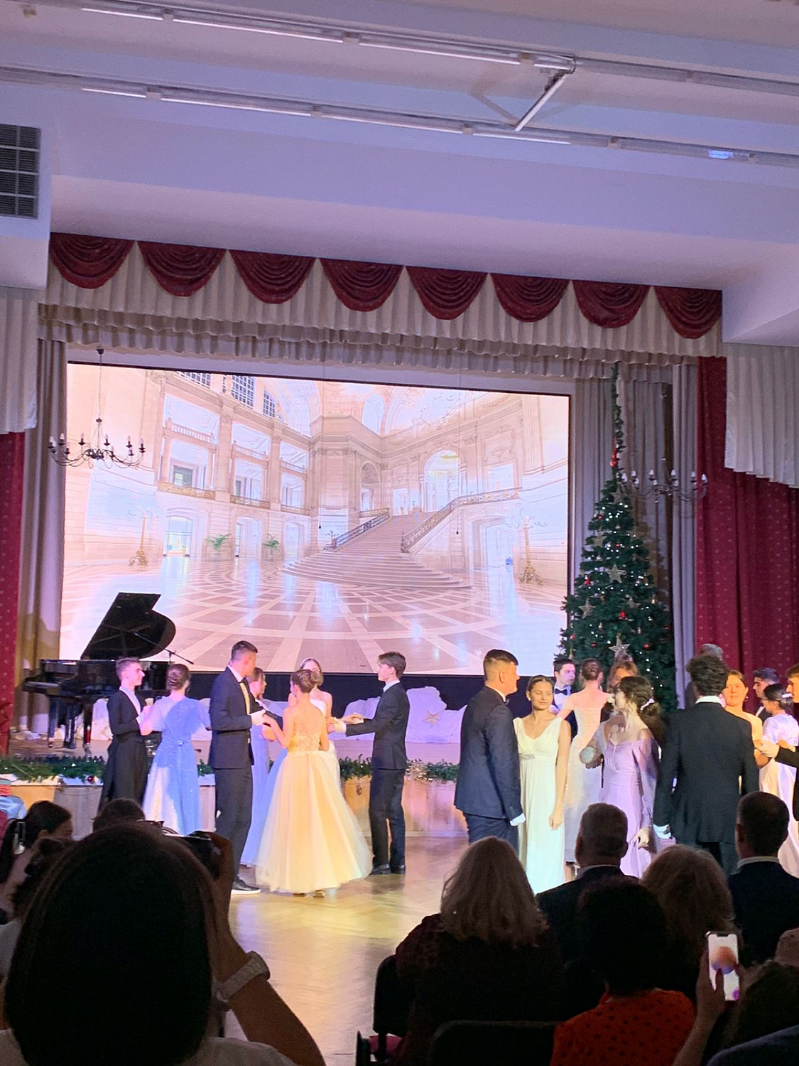 Новогодний бал в московской школе № 1547 